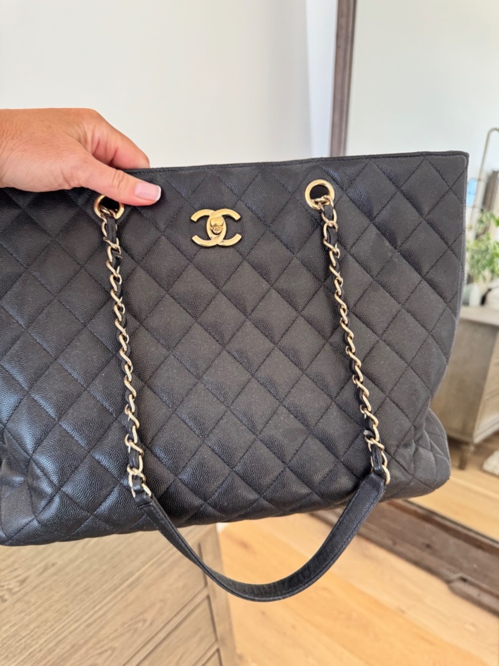 Classic Chanel GST in black quilted caviar leather with gold-tone hardware - Picture 4 of 5